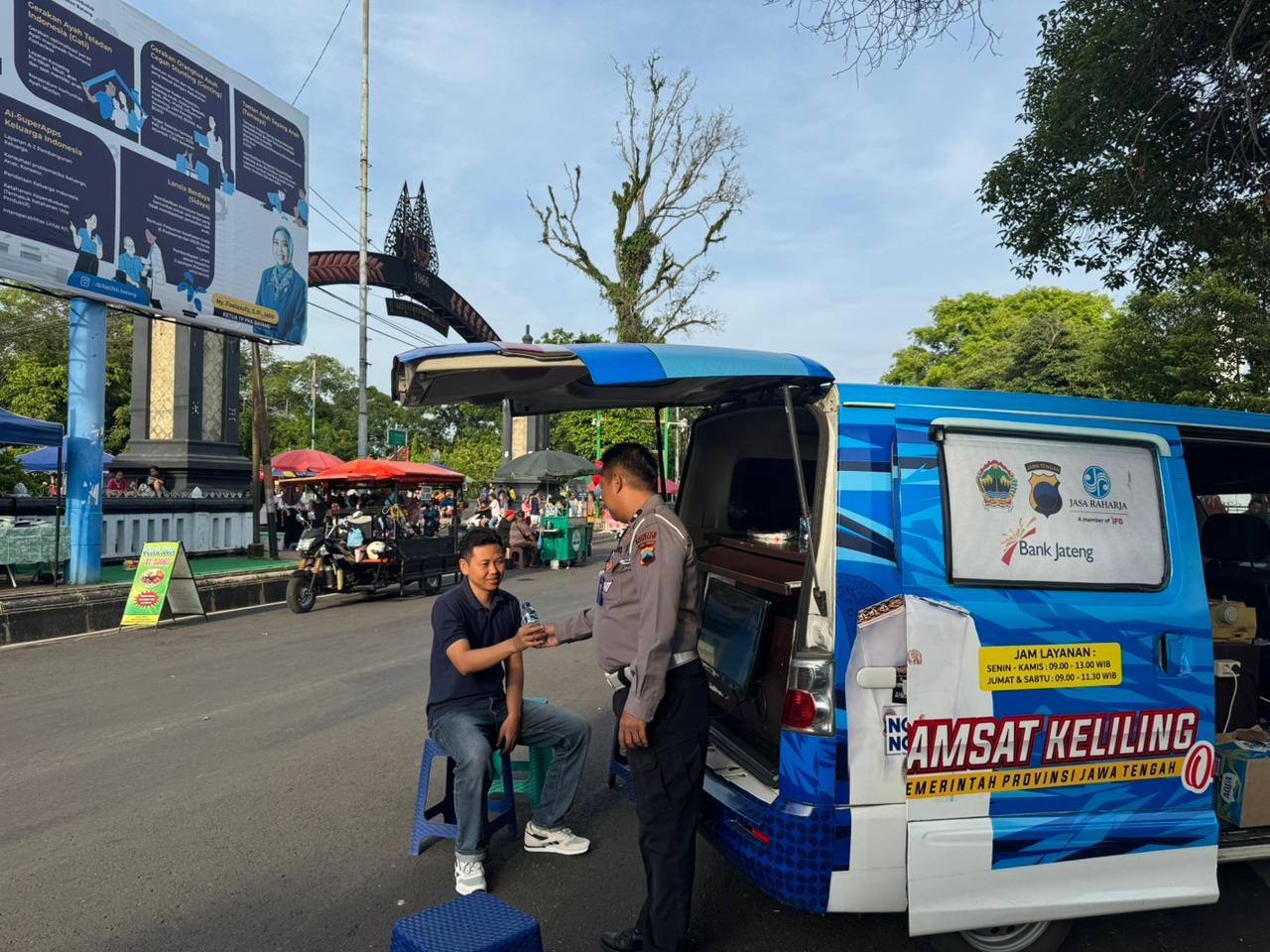 Sat Lantas Polres Batang Bagikan Air Mineral di Car Free Day, Ajak Masyarakat Hidup Sehat dan Tertib Berlalu Lintas