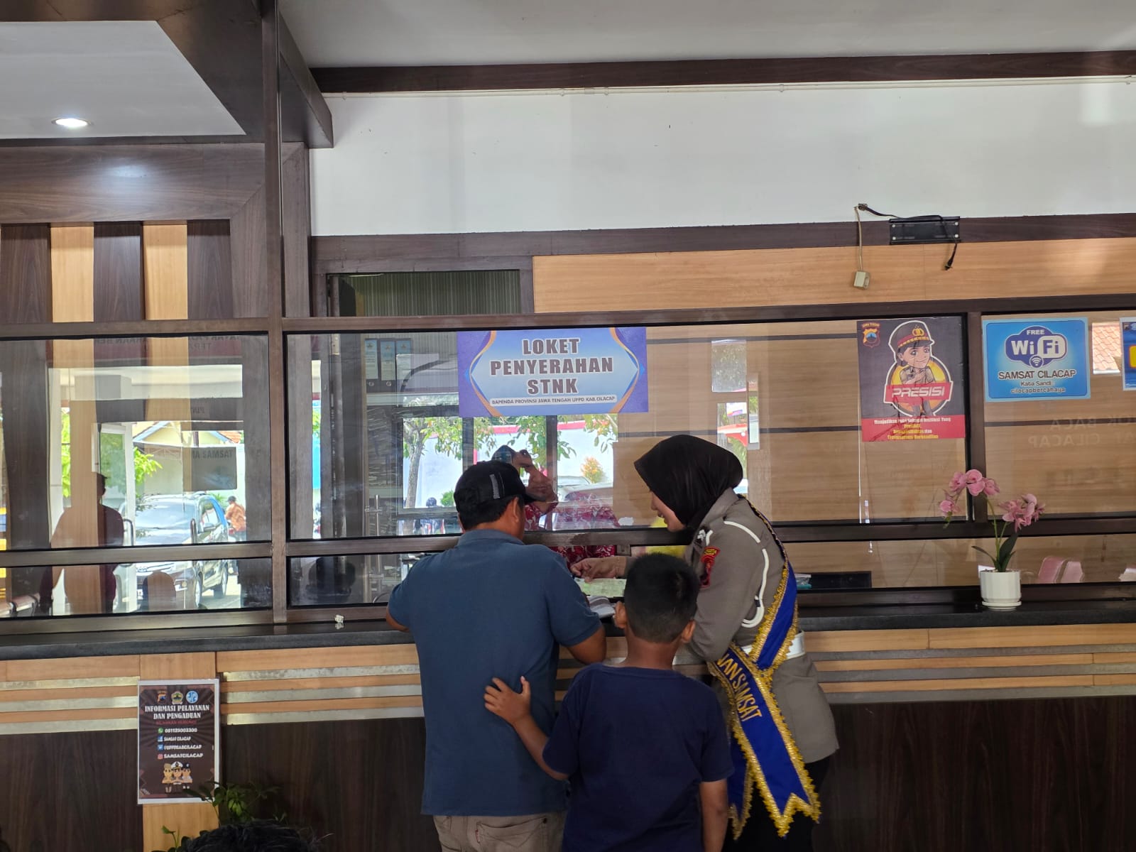 Unit STNK Satlantas Polresta Cilacap Bantu Wajib Pajak dalam Penulisan Buku Register Pengambilan STNK