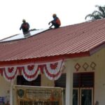 petugas-pln-saat-melakukan-perawatan-perangkat-panel-di-atap-sekolah-kartika-saridetiksumut-1761230505180_169