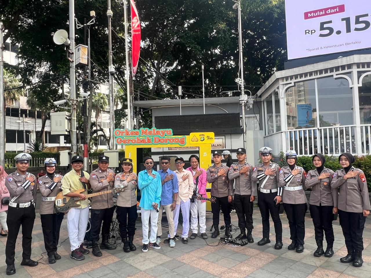 Musik Orkes Melayu Gerobak Dorong Meriahkan CFD Bundaran HI, Polwan Sampaikan Imbauan Humanis