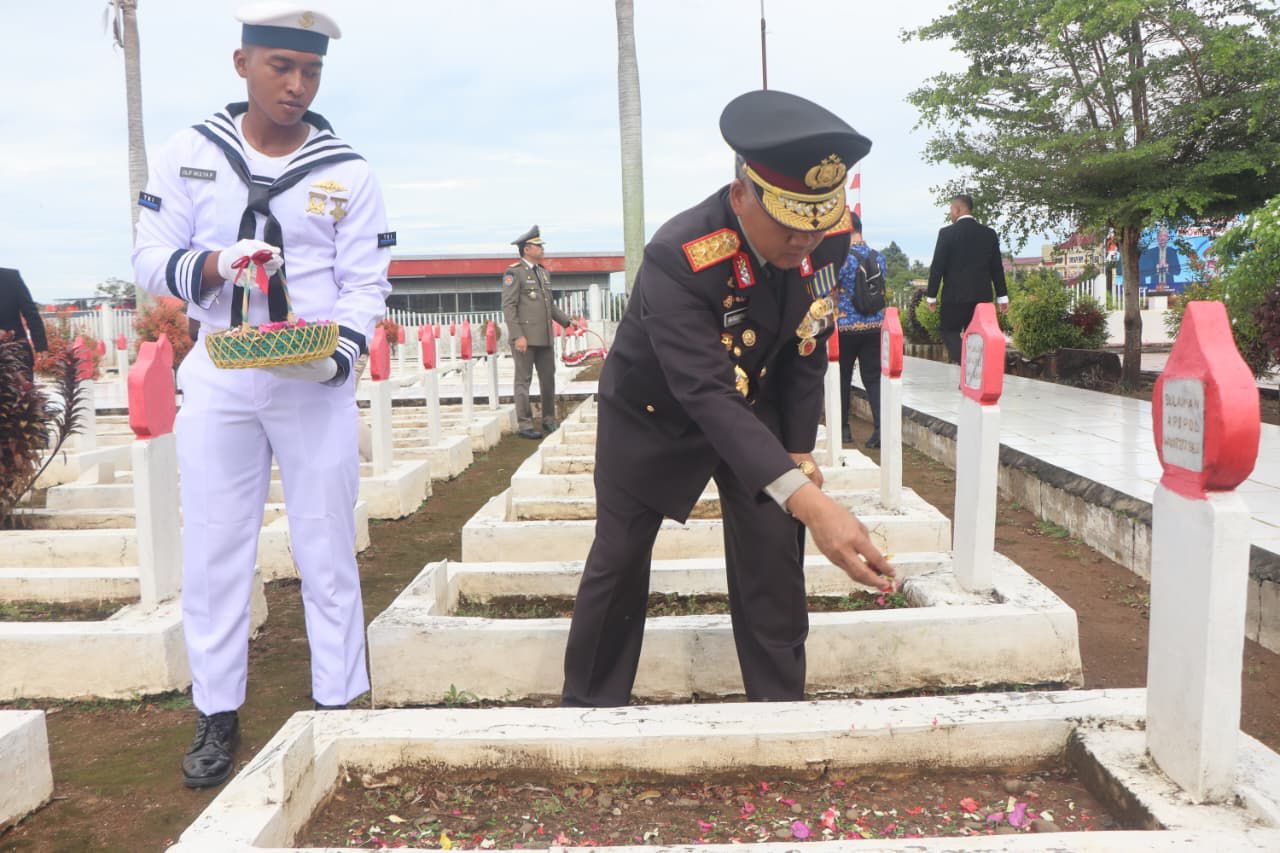 Kapolda Bengkulu Mengikuti Upacara Ziarah Nasional Dalam Rangka Peringatan Hari Pahlawan Nasional