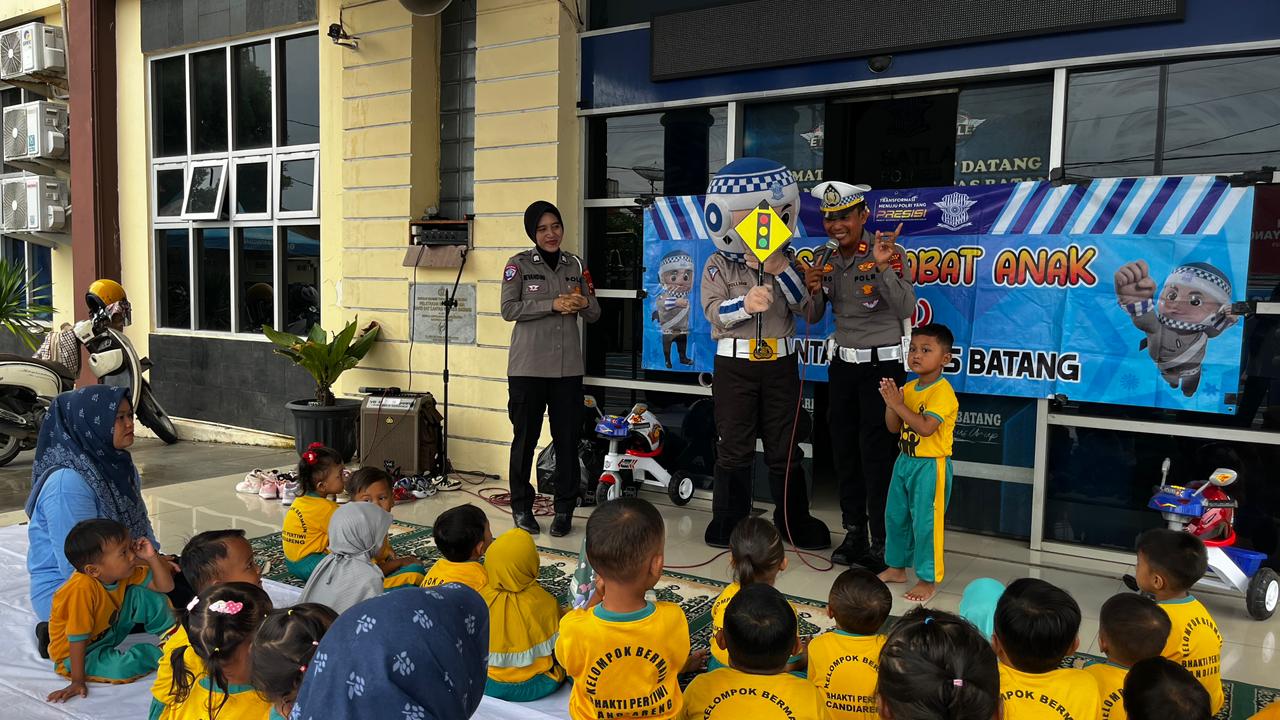SAT LANTAS LANTAS POLRES BATANG GELAR KEGIATAN POLISI SAHABAT ANAK (PSA) BERSAMA KB BHAKTI PERTIWI
