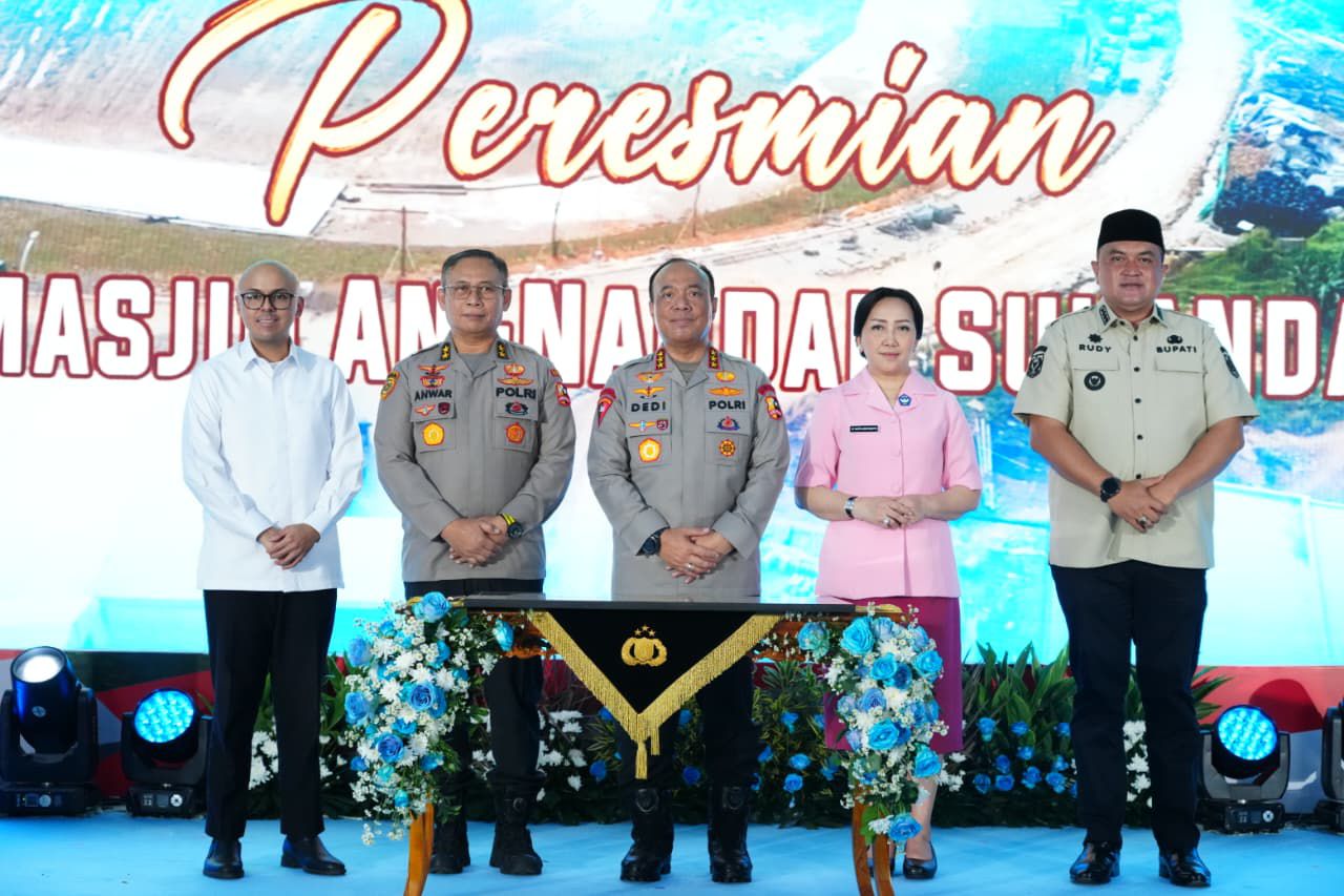 POLRI PERTEGAS PERAN AKTIF DALAM ASTACITA PADA TOPPING OFF SEKOLAH, PERESMIAN MASJID, DAN PELETAKAN BATU PERTAMA RUMAH IBADAH DI SMA KEMALA TARUNA BHAYANGKARA