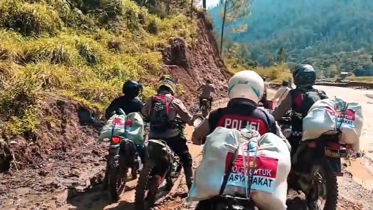 Polres Aceh Tengah dan BKO Brimob Polda Aceh Bangun 7 Jembatan Darurat di Wilayah Terisolir