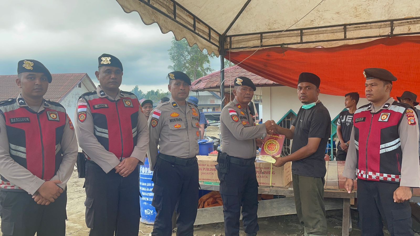 Polri Salurkan Bantuan Al-Qur’an kepada Pesantren Terdampak Banjir