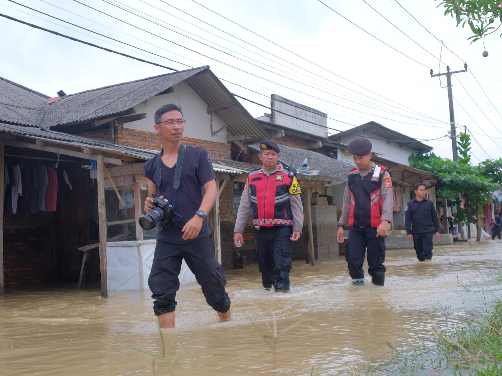 Polri “All Out” Evakuasi, Hadirkan Randurlap dan Patroli Kesehatan Door to Door untuk Korban Banjir Karawang