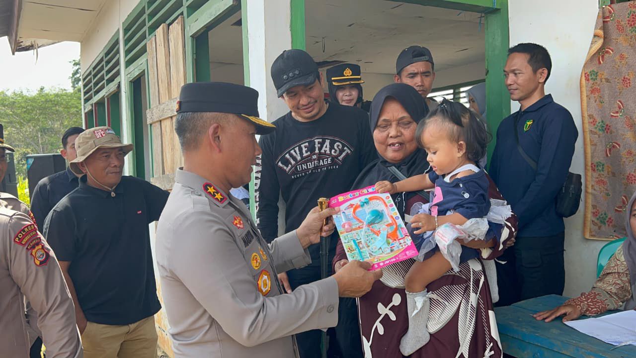 Kapolda Bengkulu Pimpin Offroad Jelajah Berkah Bhayangkara ke 2 di Batik Nau, Bengkulu Utara : Salurkan Bansos untuk Warga Terpencil