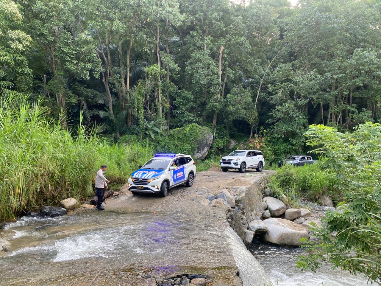 Wakapolda NTT Tinjau SMP Negeri 48 Sa Ate Gaikiu, Dirikan Tenda Darurat dan Salurkan Bantuan Pendidikan