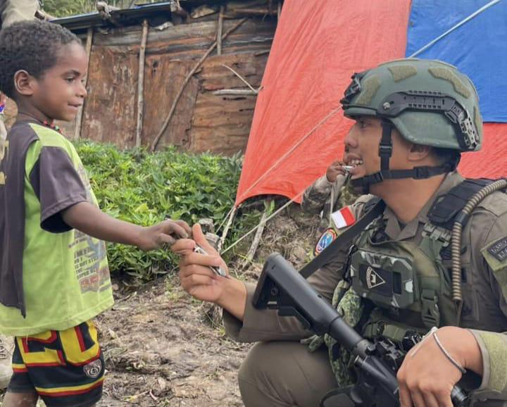 Sentuhan Humanis di Sinak : Satgas Damai Cartenz Bangun Kepercayaan Lewat Interaksi Anak-anak