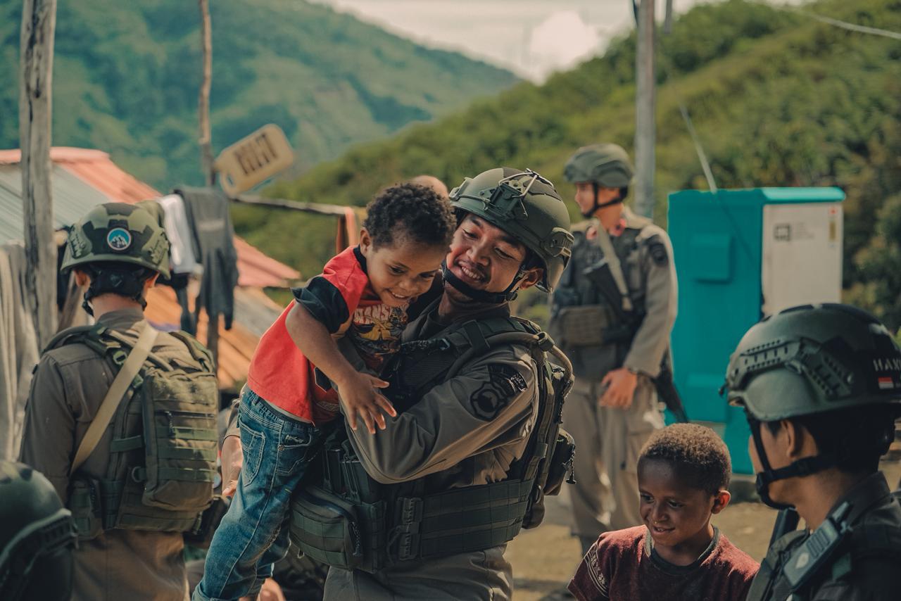 Tak Semua Bisa Pulang: Rindu yang Disimpan Demi Indonesia Tetap Tenang