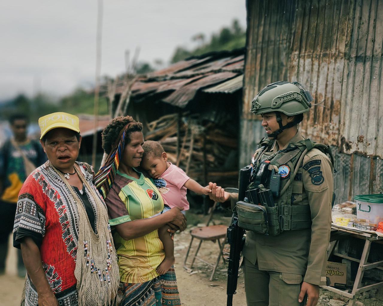 Patroli Dialogis Satgas Damai Cartenz Hadirkan Rasa Aman di Tengah Aktivitas Warga Kiwirok